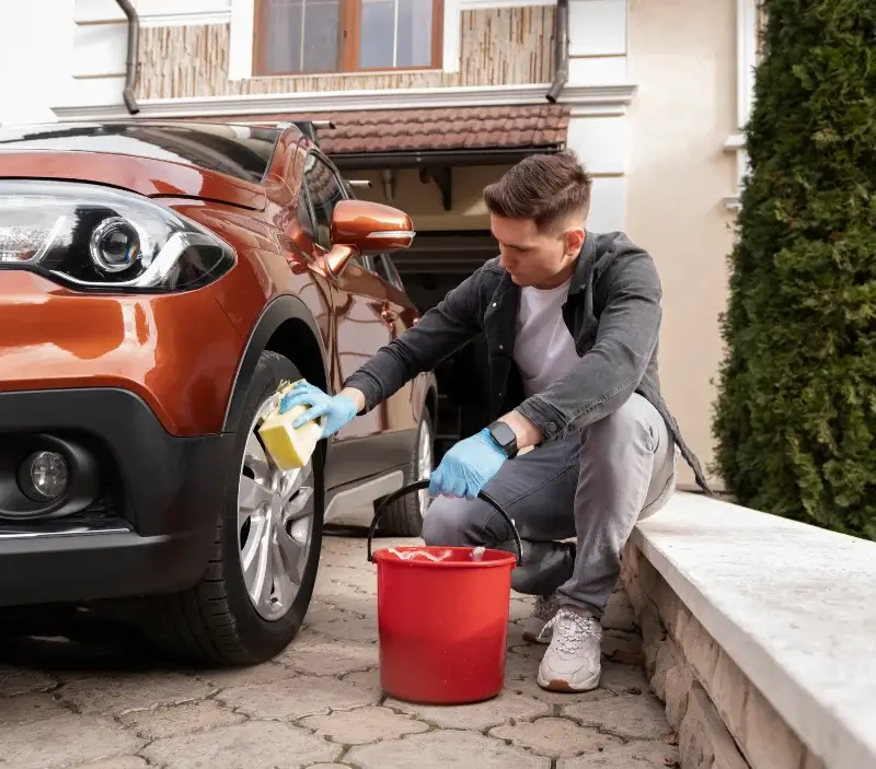 Lavage auto à domicile Saint-Hilaire-des-Landes : professionnel intervenant sur un véhicule
